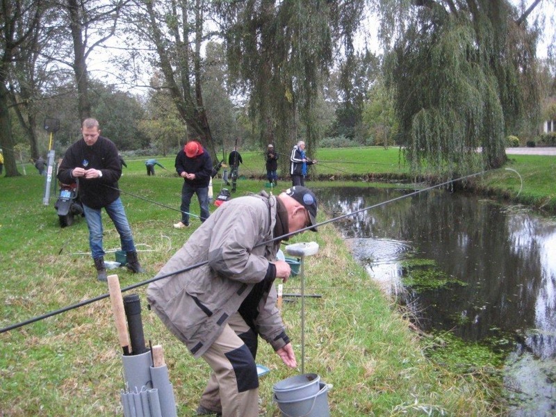 Met de lange stok wordt hier goed gevangen.